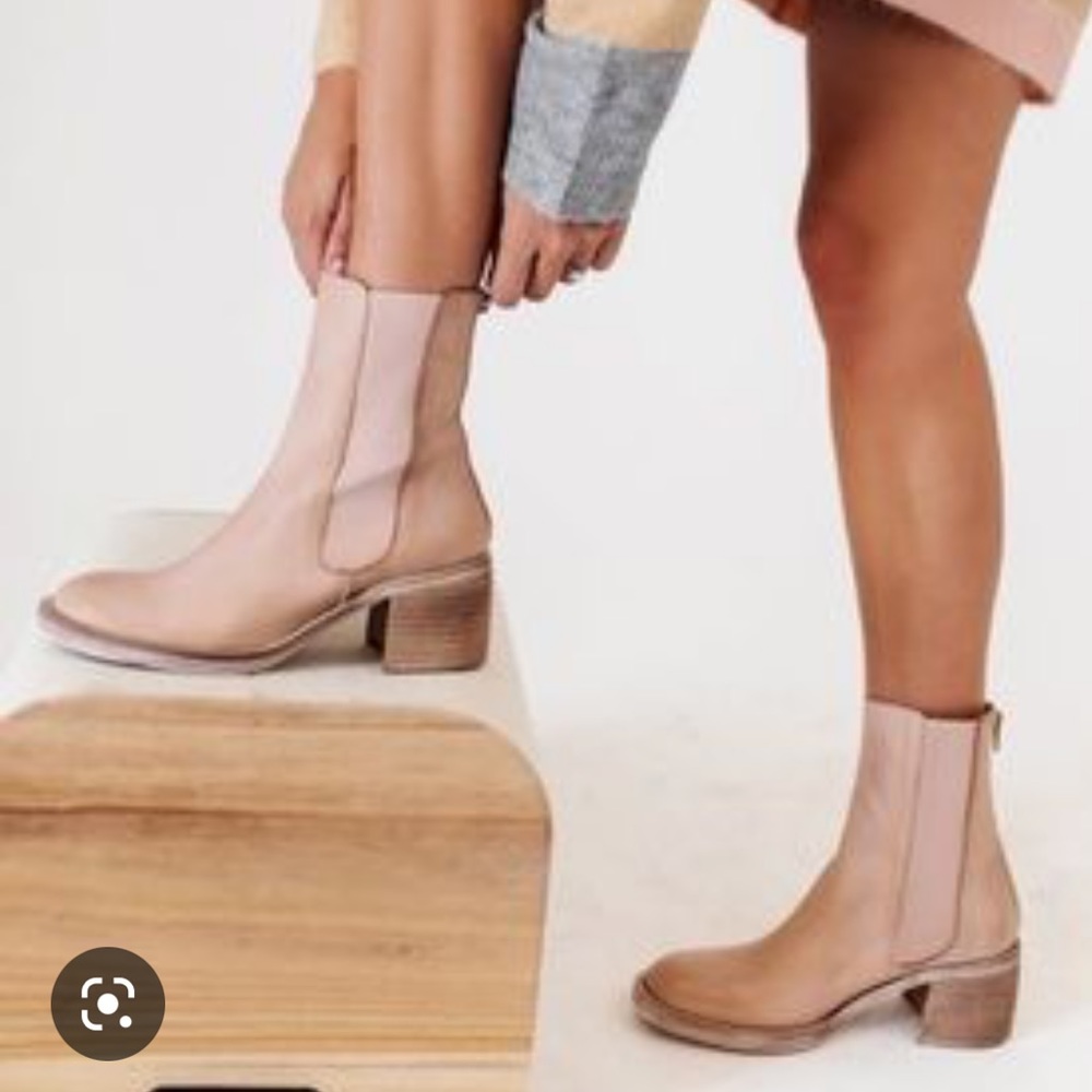 BNIB Free People Essential Chelsea boots
